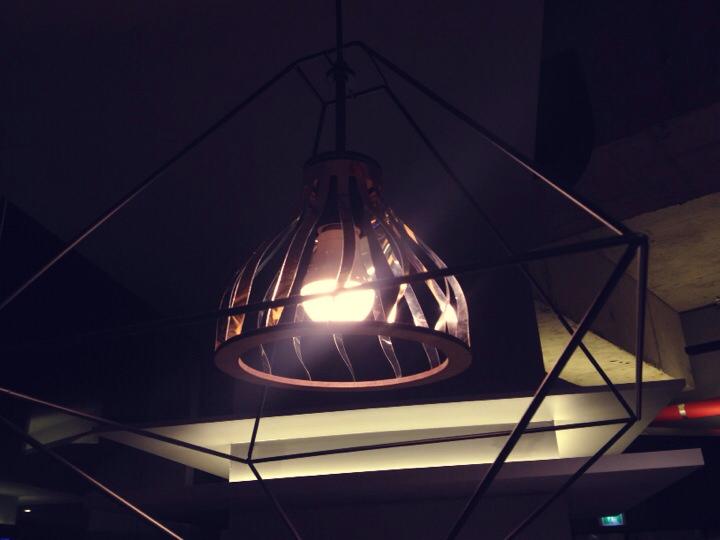 MDF랑 금박 필름지를 레이저로 잘라서 조명을 만들었습니다~