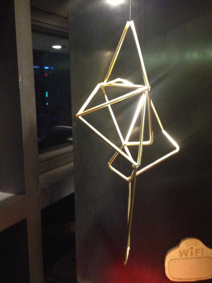 사진마다 형태가 달라보이죠~