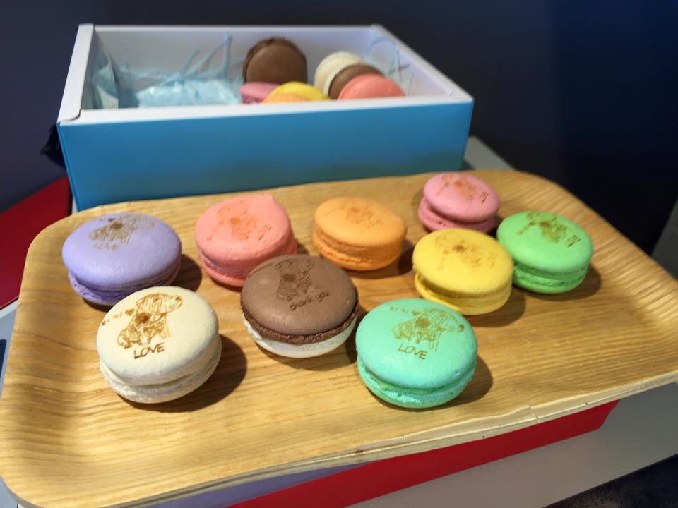 주문받은 마카롱 인그레이빙 진행중입니다. 선물로 포장되어 일본에 날라갈…