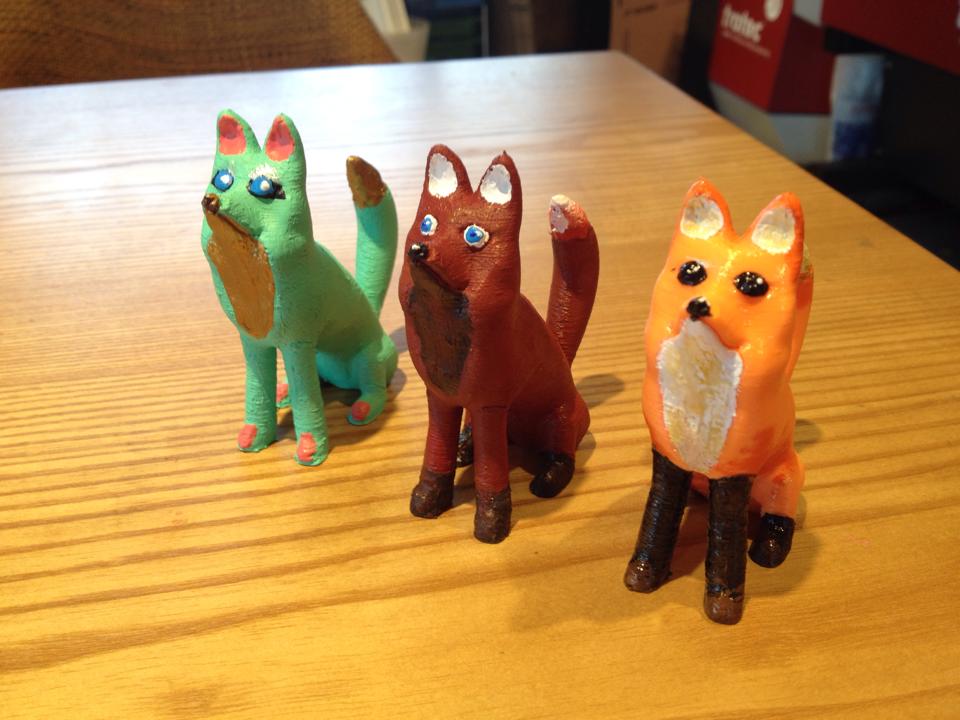3D 프린터로 뽑고 아크릴물감으로 칠한 여우들이에요~