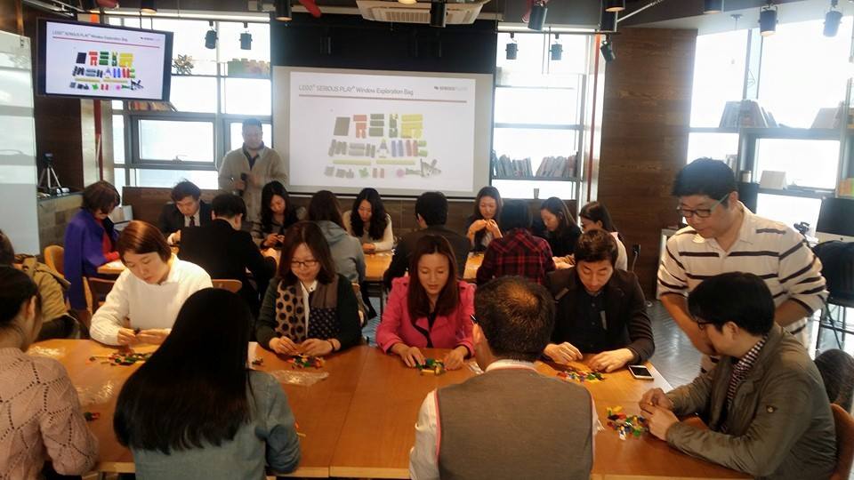 디플레이를 꽉 채워 레고 시리어스 플레이 진행중 :)