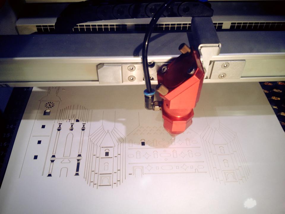 레이저 컷팅기로 한방에 컷팅이 되네요^^