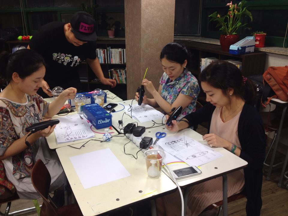 어제 저녁 외부에서 3Doodler 워크샵을 했어요! 역시나 인기만점…