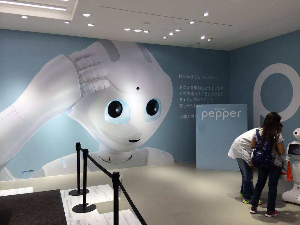 페퍼랑 놀다왔어요 자기페이스로 떠드는데 웃기네요 외국인 관광코스