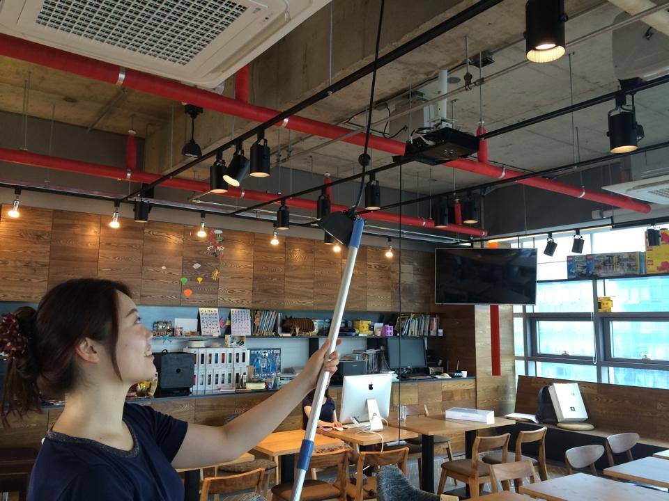 전원 내리는 것이 불편해서 발명을 한 셀리나, 은송씨… 디플레이에서…