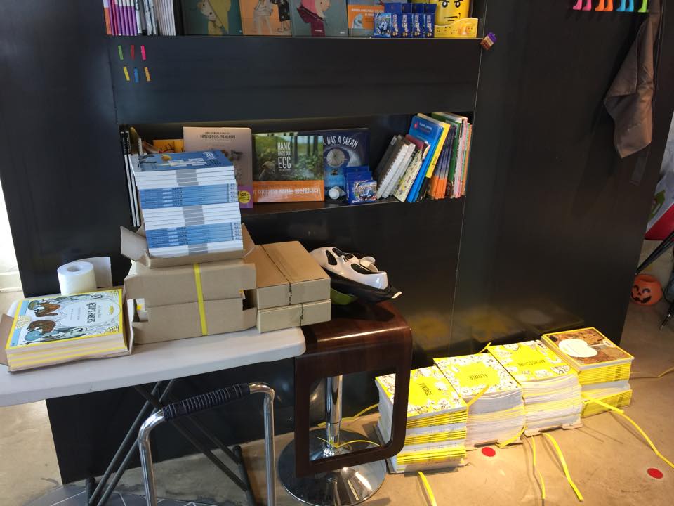 디플레이에 입고된 컬러링북 5종… 오늘 구매가능합니다.