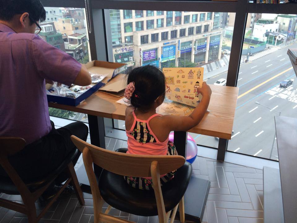 아빠가 함께 크레오 블록조립, 고무줄총, 스티커놀이 ^^