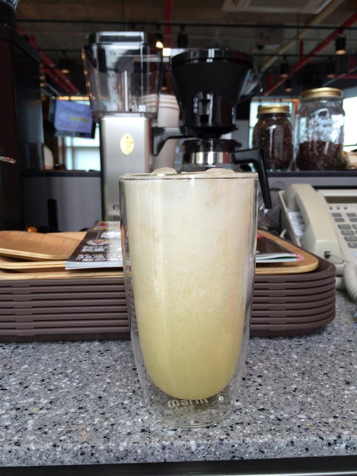 카페에서 칵테일놀이 피나콜라다. 역시 코코넛밀크를 투입하니 맛이 부드럽…