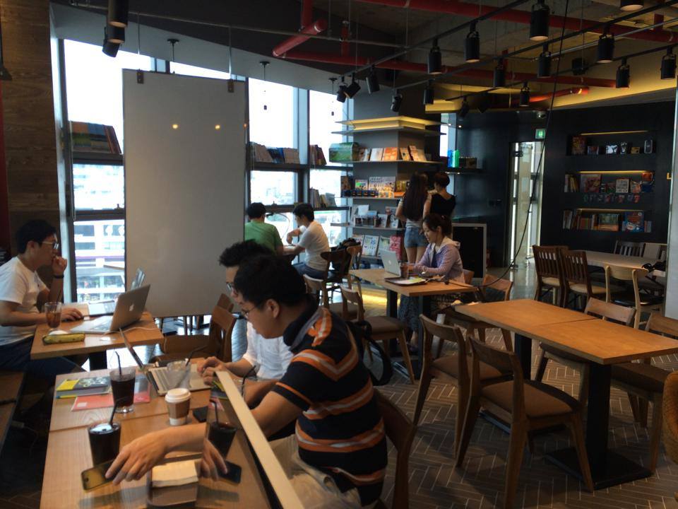 오늘 손님이 많아요. 일하러 데이그래피 친구들이랑 회의 했을 뿐인데 ^^