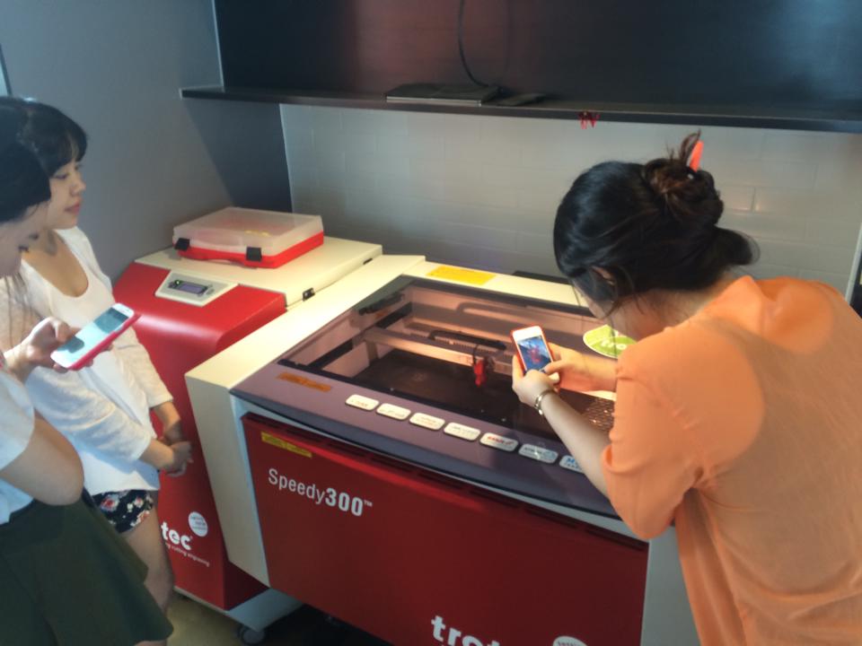 아이패드에서 즉석으로 그려서 레이저 인그레이빙과 커팅을 진행했습니다.…