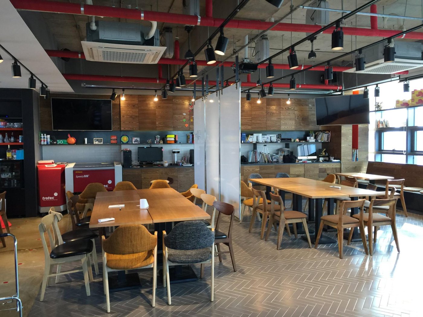 대관을 위해 화이트보드 칸막이로 공간을 두 개로 분리했습니다.