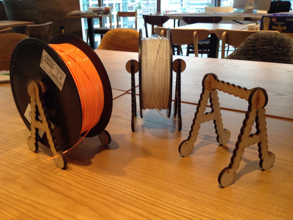 필라멘트 롤을 걸 수 있는 거치대를 만들었어요~