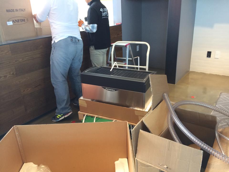 오늘 주방쪽 커피머신 및 냉장고 설치