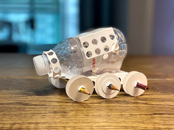 바퀴6개 물병을 사용한 물탱크 트레일러를 만들었습니다.