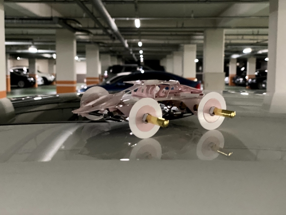 페이퍼브릭 스포츠카를 작업했습니다.