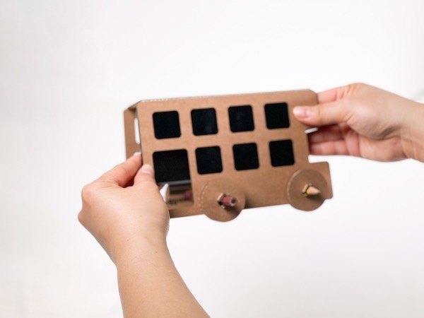 박스와 연필로 만든 2층 버스