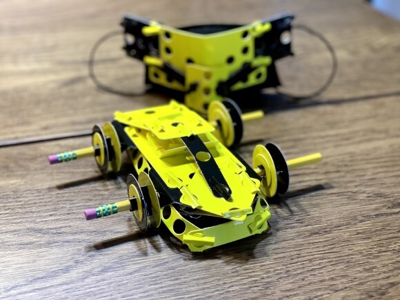 연필로 끼워 굴러가는 자동차 시리즈 AI로 디자인